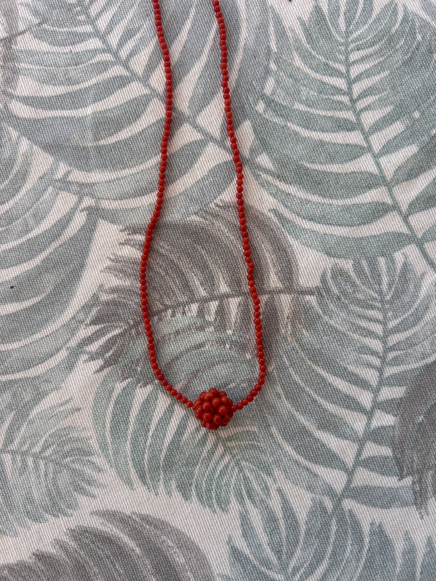 Collar bola coral