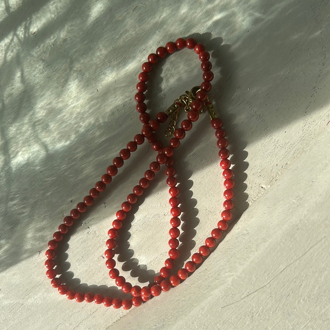 Collar coral bolitas