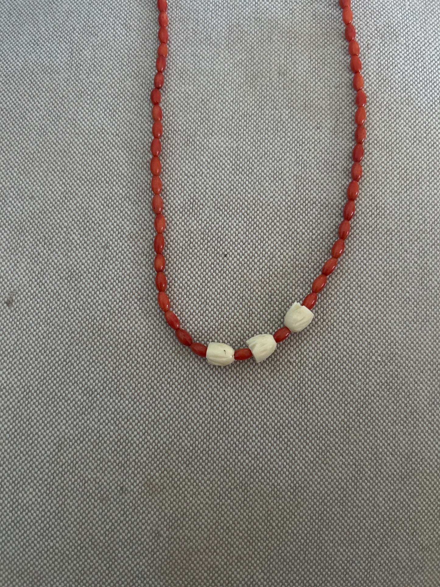 Collar coral y Hueso Tulipán