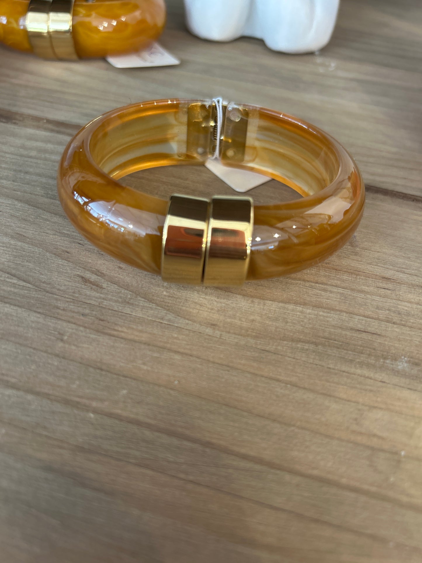 PULSERA RESINA DETALLE DORADO