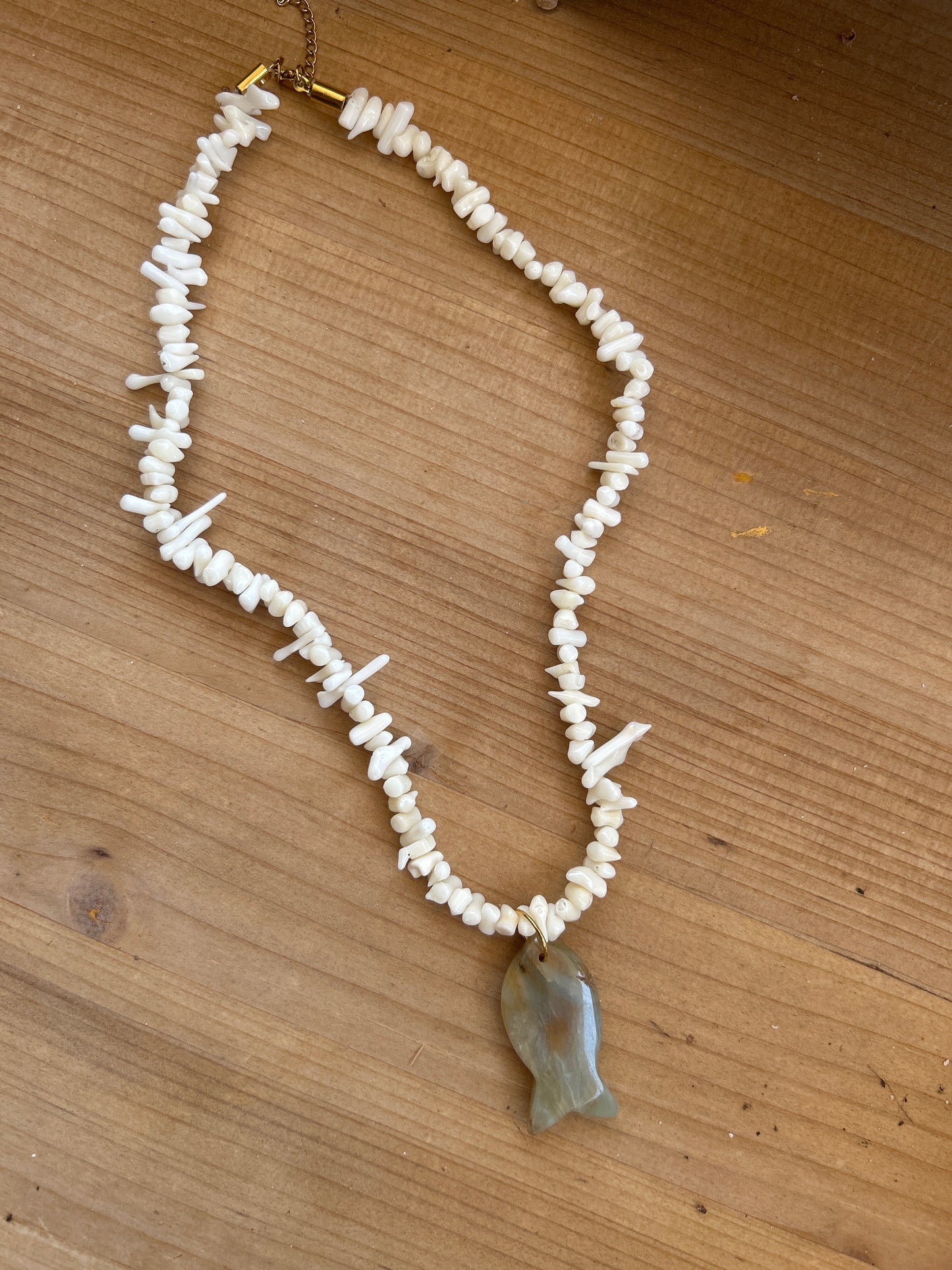 Collar coral Blanco Pez 1