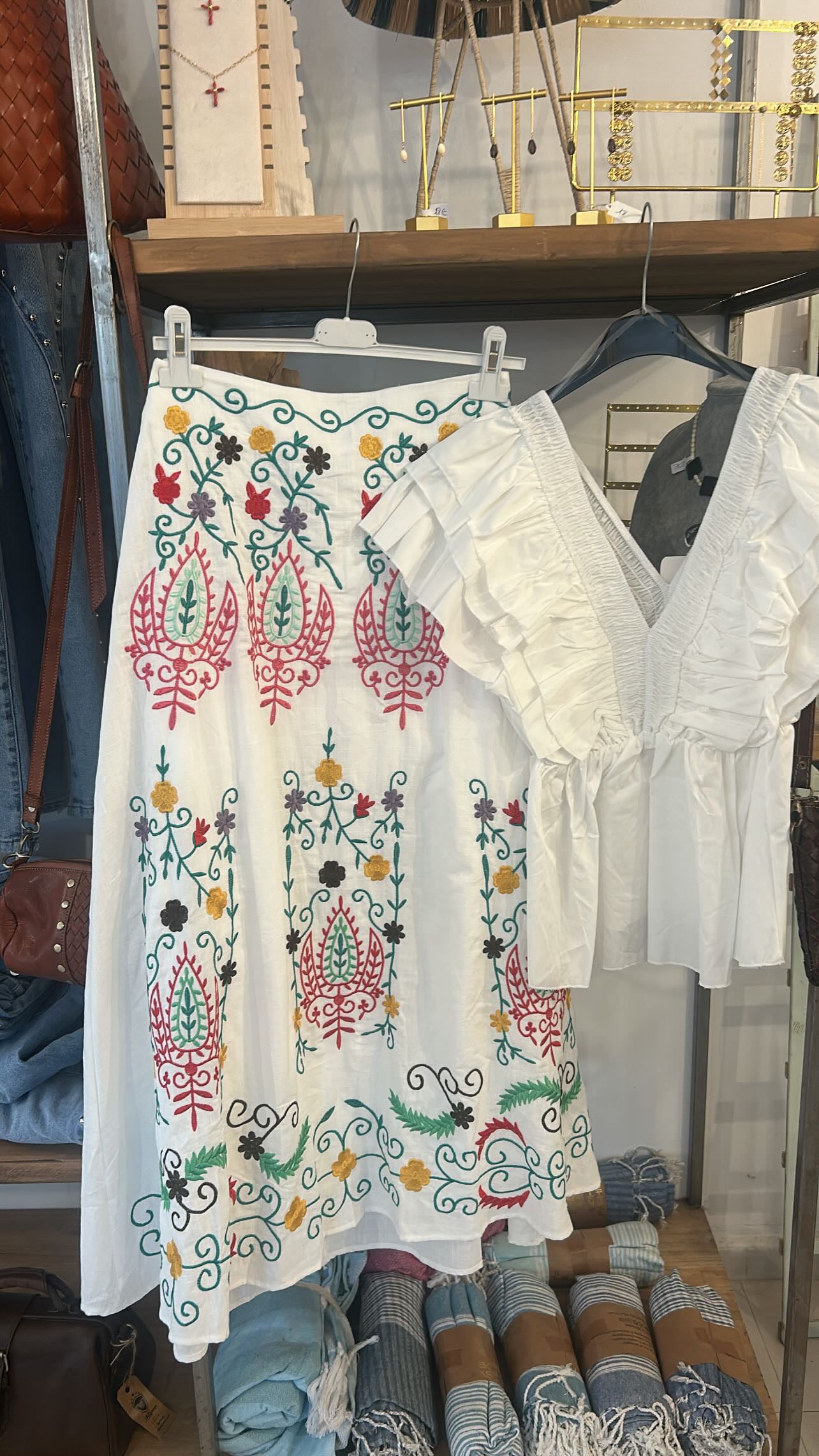 Falda blanca bordada