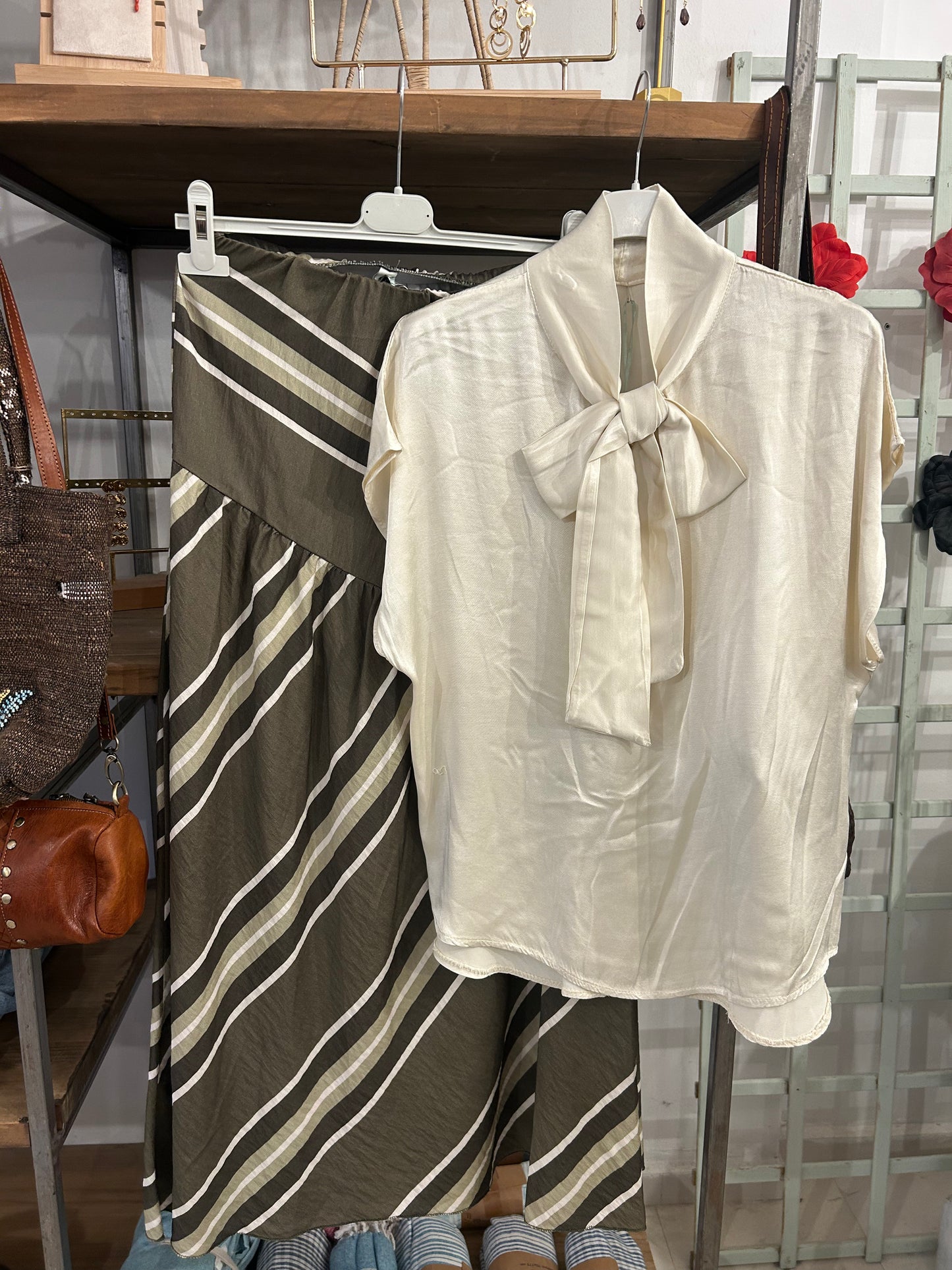 Blusa satinada lazo manga corta