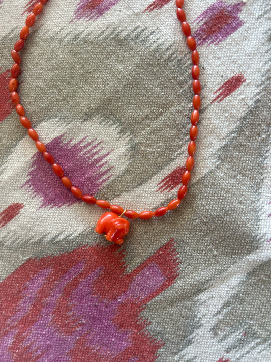 Collar coral con elefante