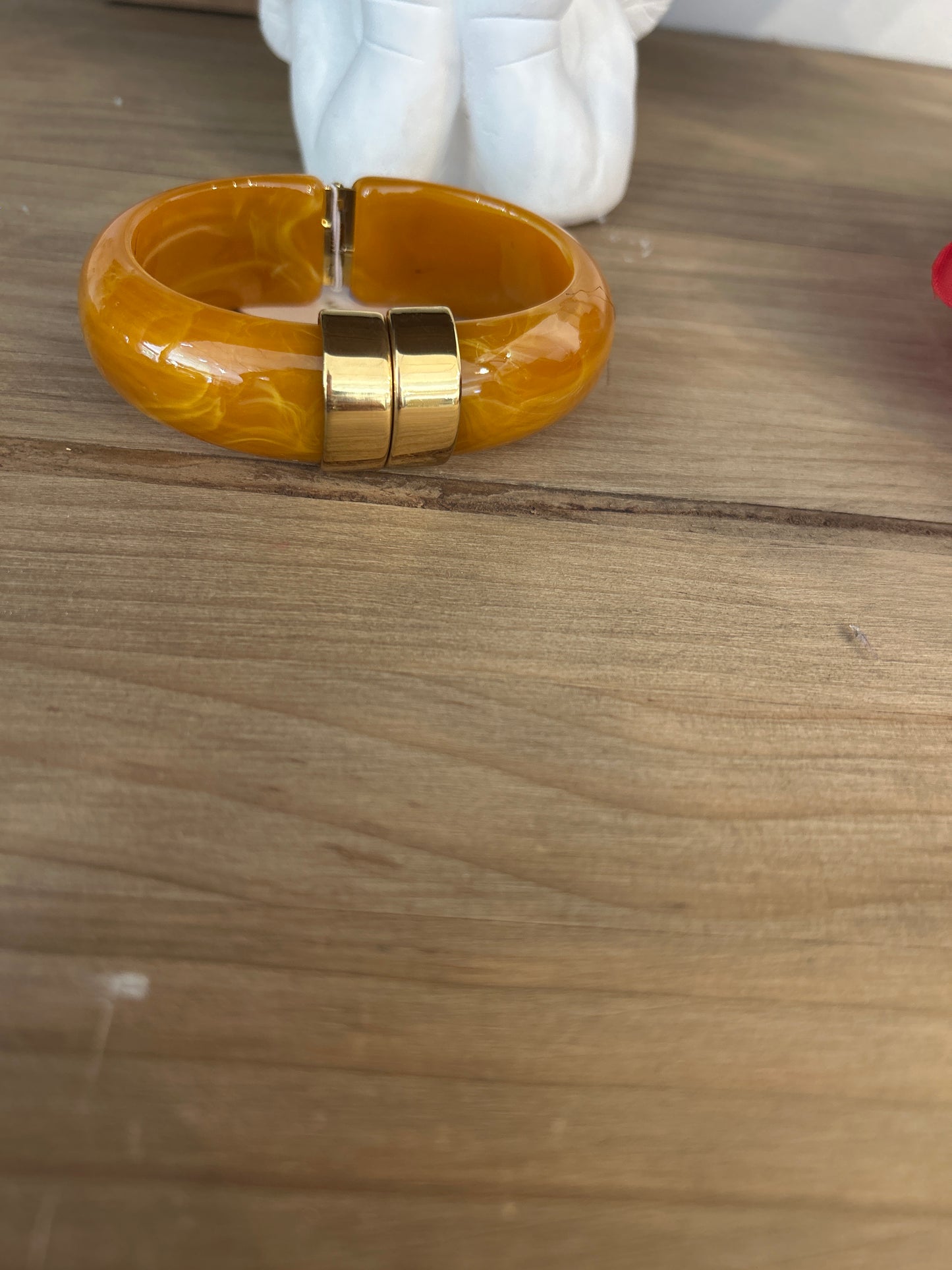 PULSERA RESINA DETALLE DORADO