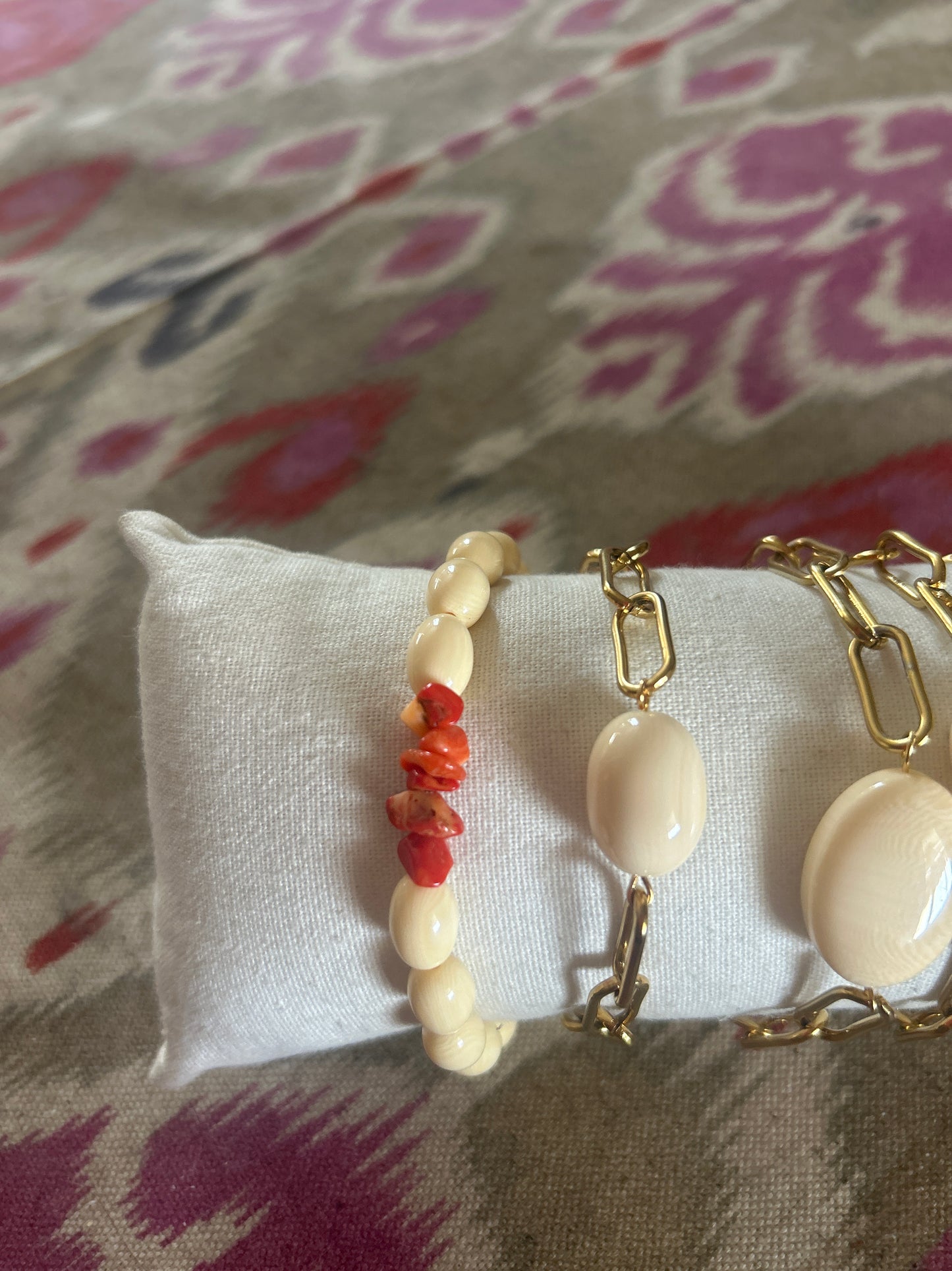 Pulsera imitación hueso con coralina