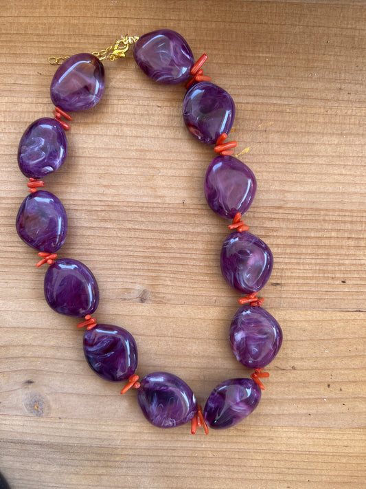 Collar resina y coral Morado