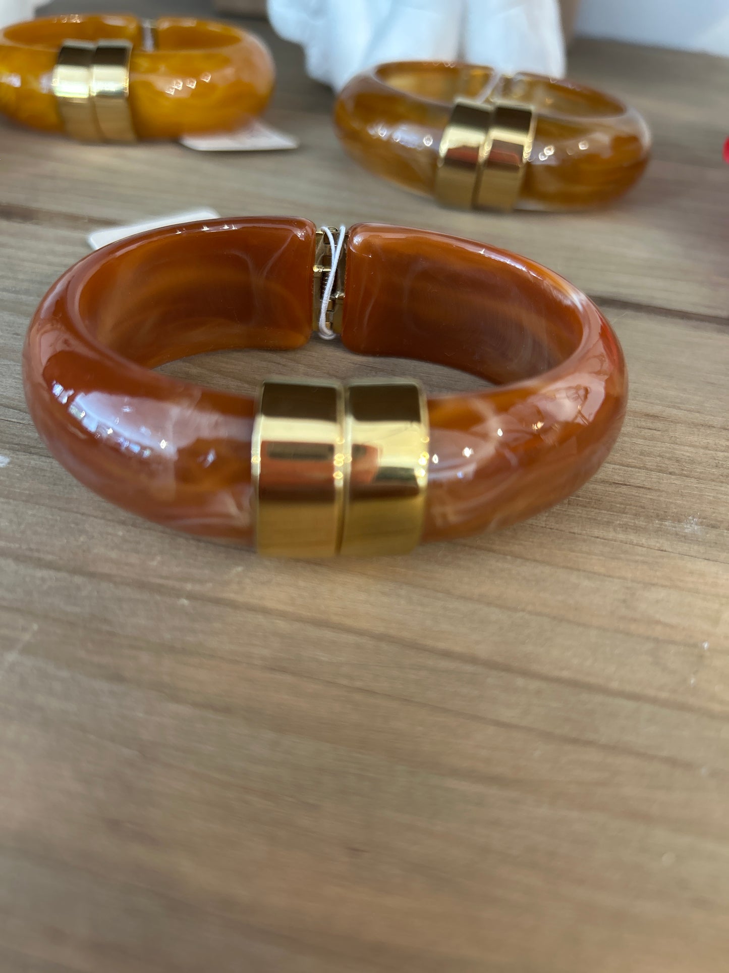 PULSERA RESINA DETALLE DORADO