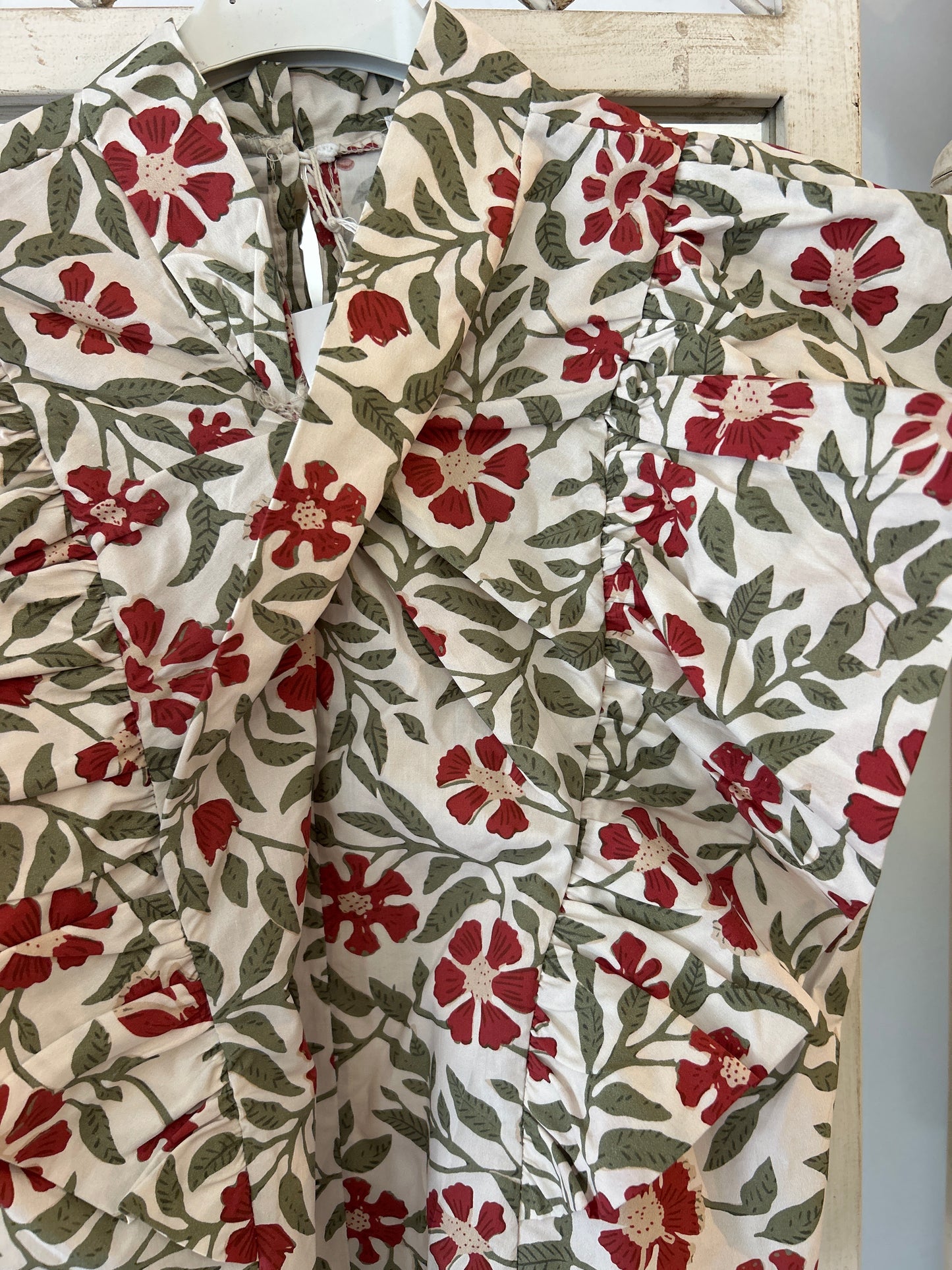 Blusa flor cruzada Beig