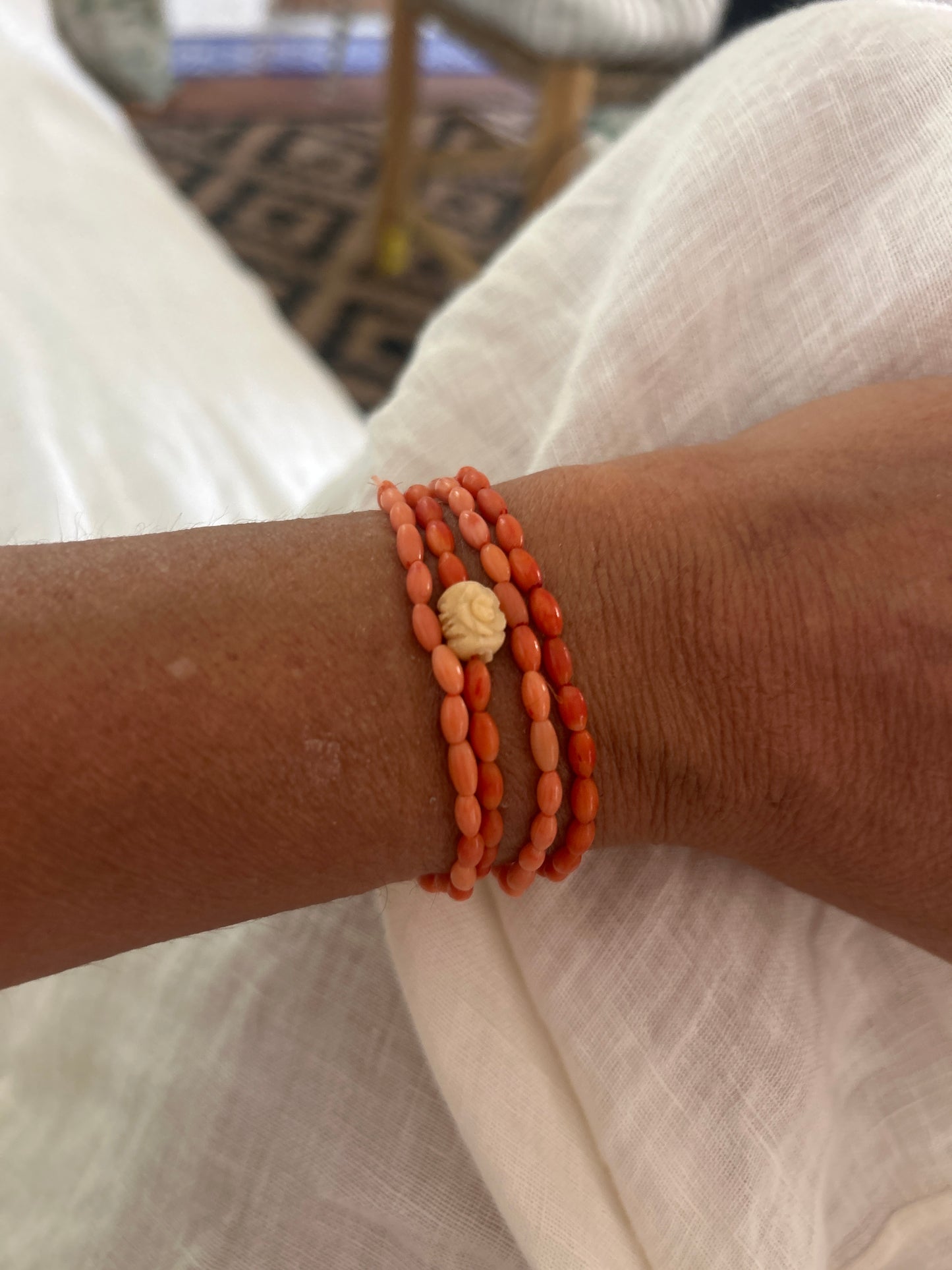 Juego de tres pulseras de coral