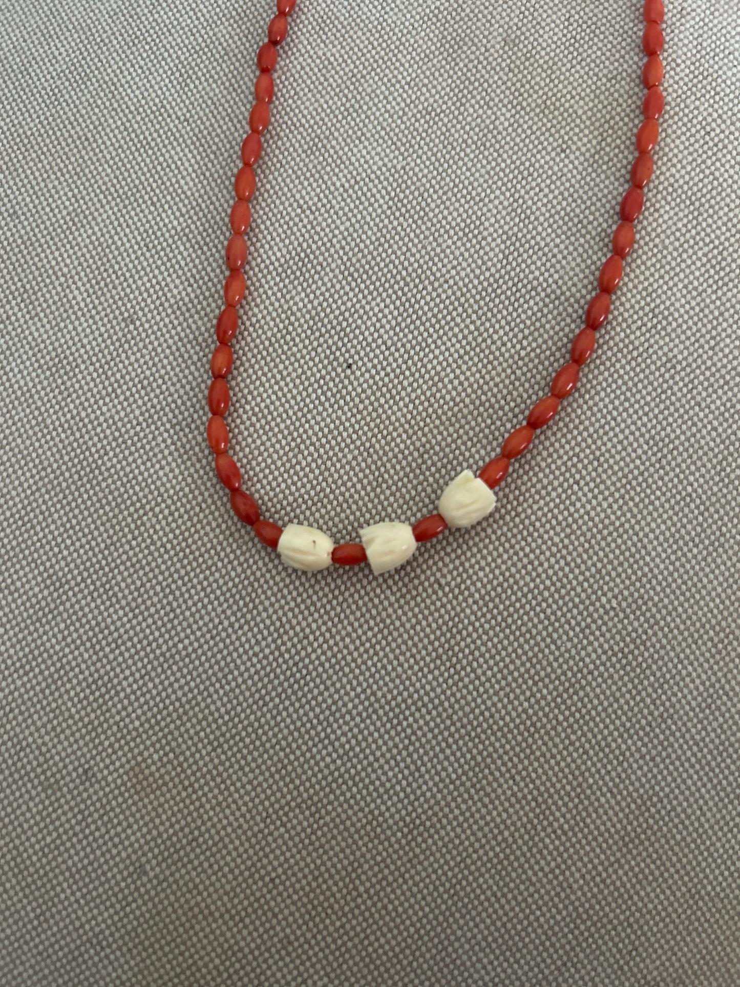 Collar coral y Hueso Tulipán