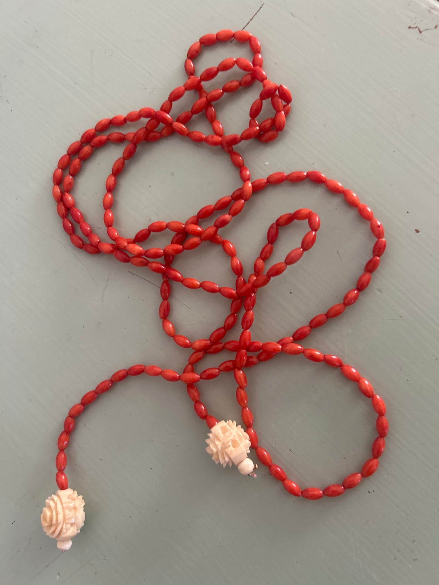 Collar Coral y bolas Hueso tallada