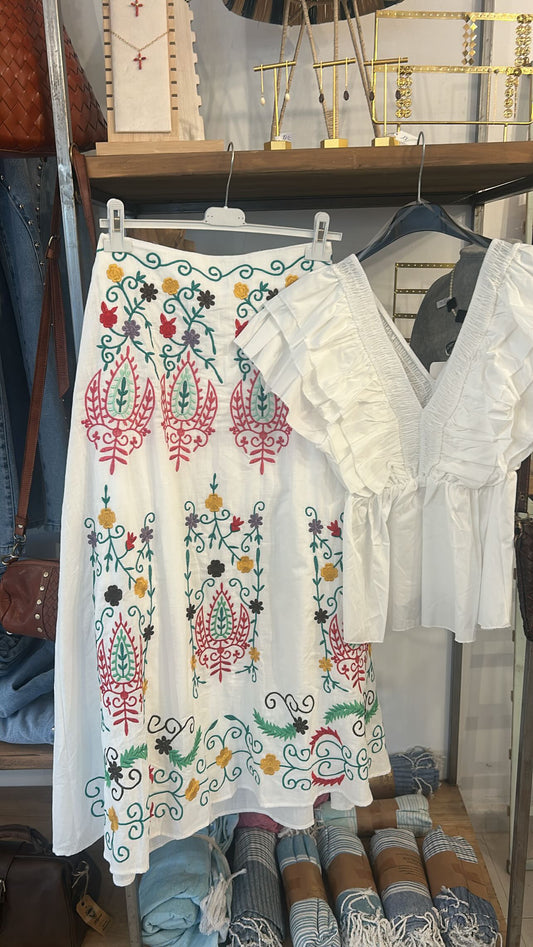 Falda blanca bordada