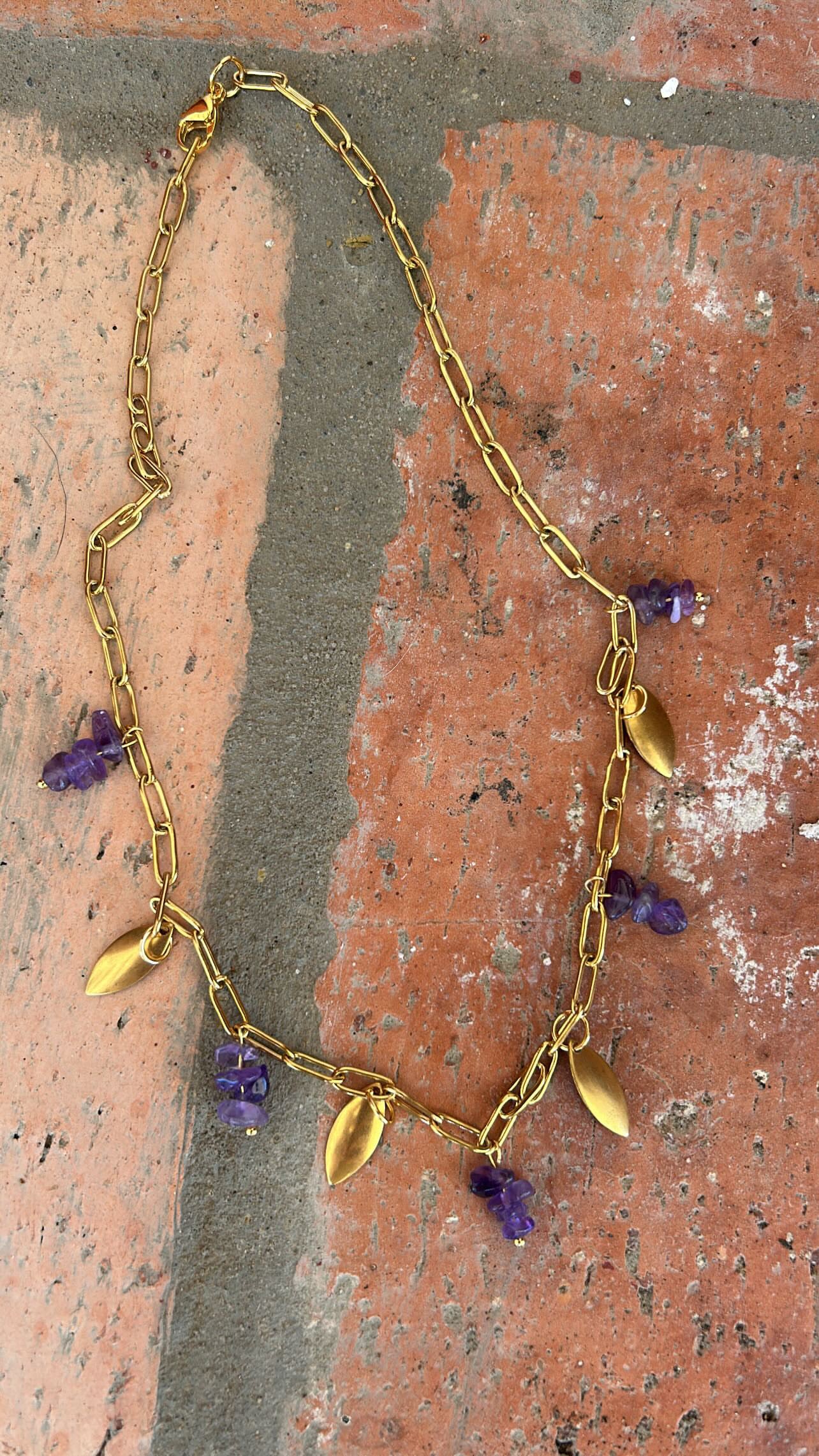 Collar Carmela morado hojas