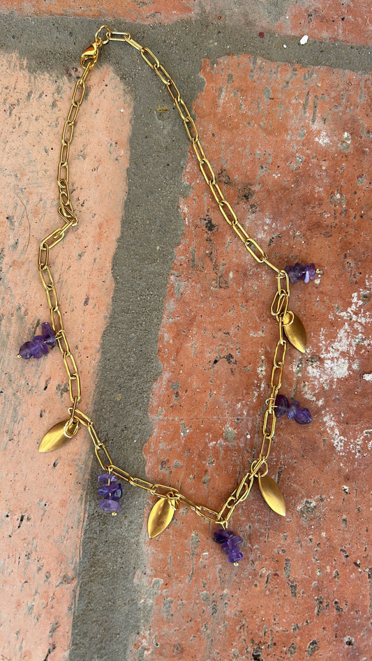 Collar Carmela morado hojas