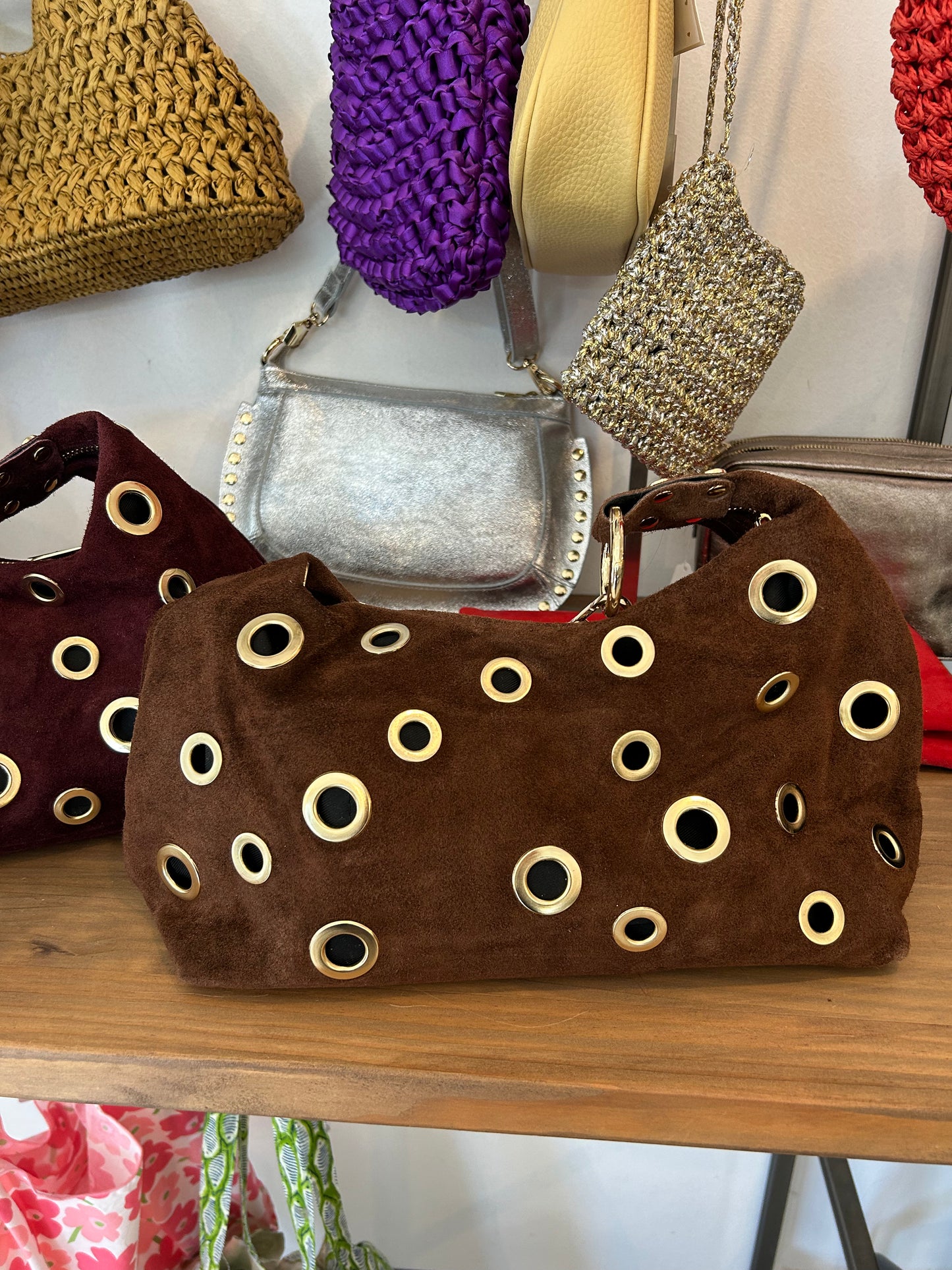 BOLSO ANTE REMACHE DORADO