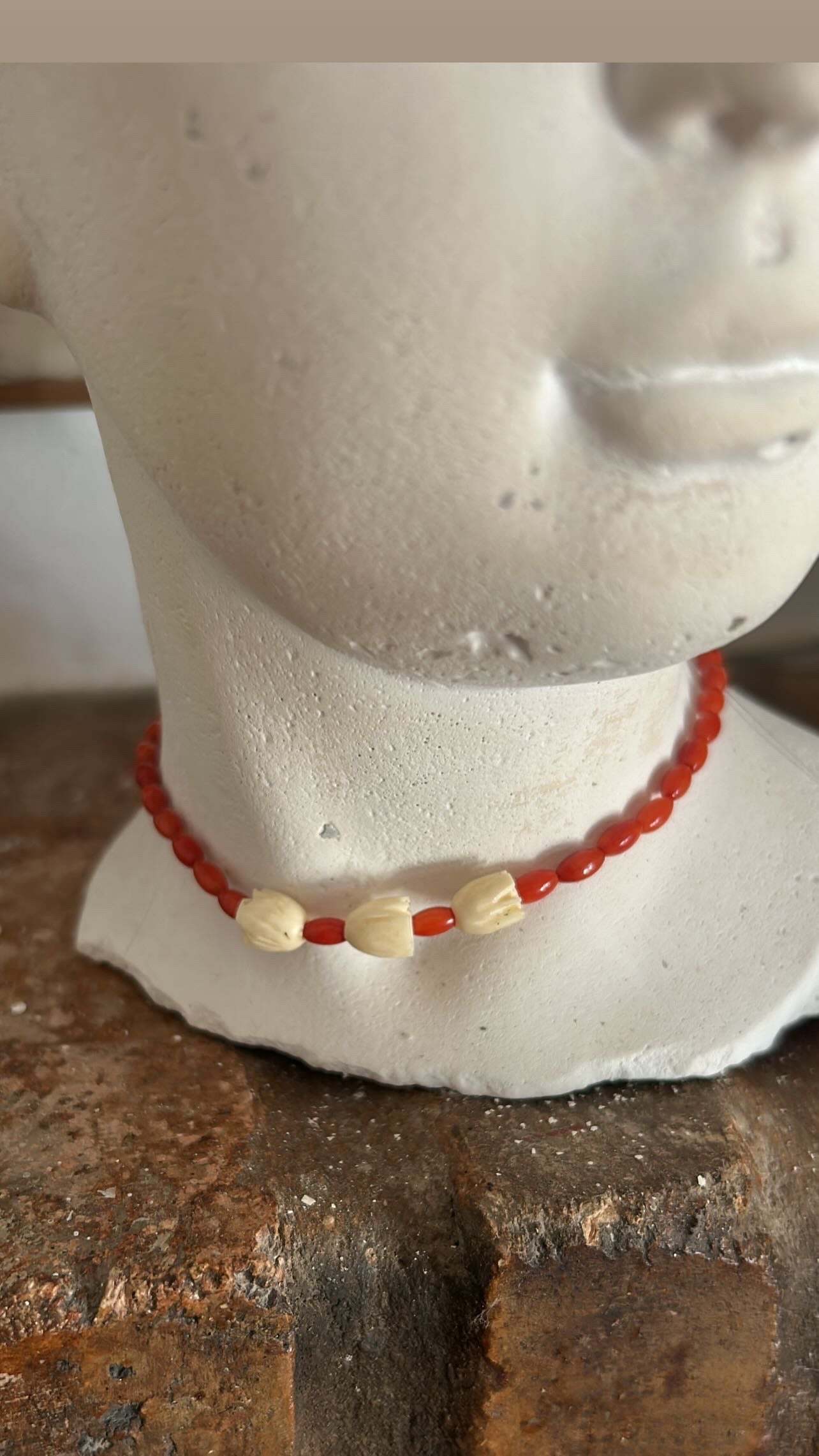 Collar coral y Hueso Tulipán