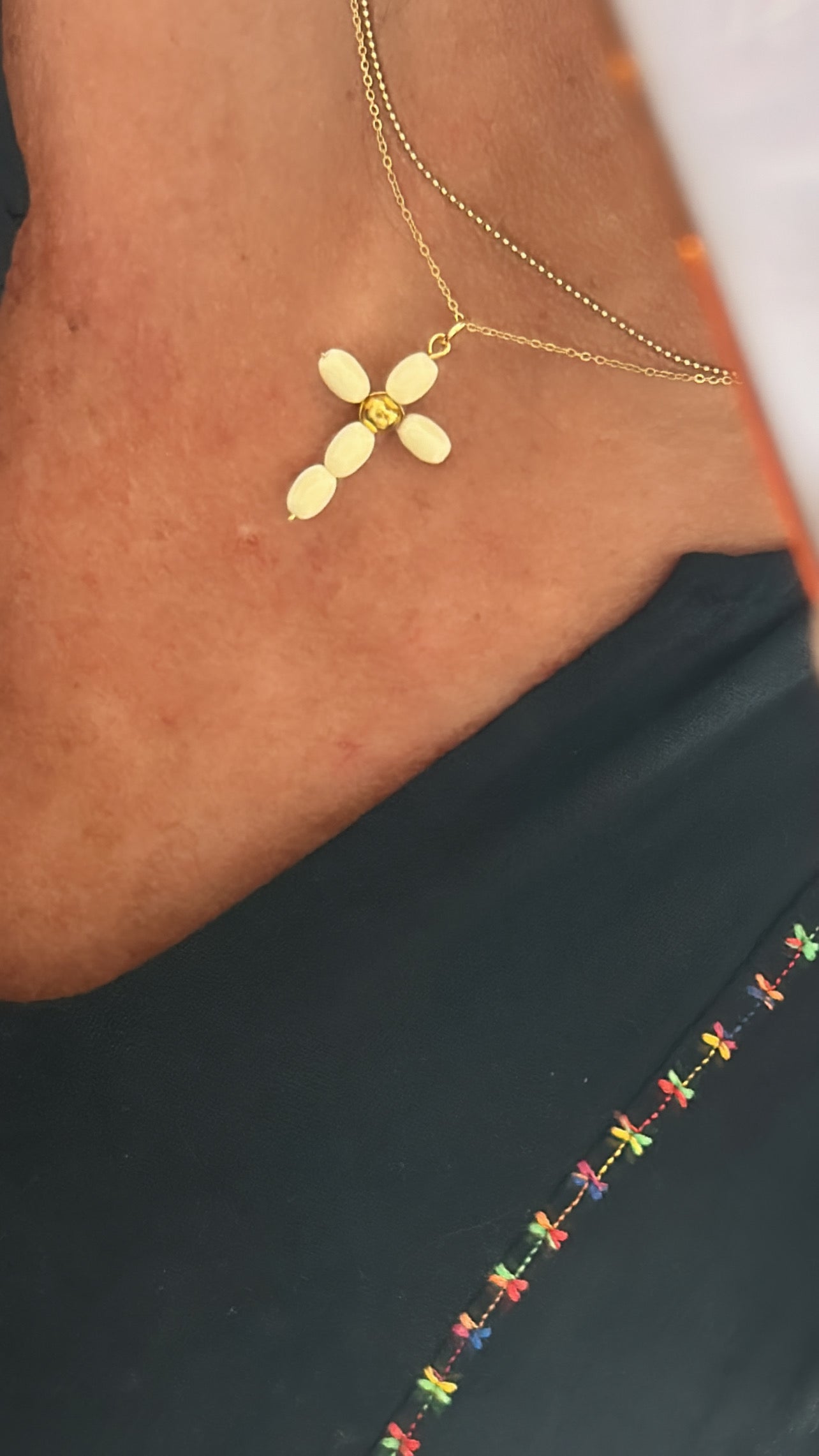 Cadena Cruz color Hieso